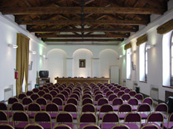 Sala Caputo - Disposta a platea e dotata di microfonia fissa e mobile, amplificazione, televisore, videoregistratore, lavagna luminosa e oscuramento, tavolo relatori da 6 posti, &egrave; dotata di una zona giardino che funge da segreteria o punto per un coffee-break.