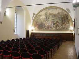Antico Refettorio - Disposta a platea e dotata di microfonia fissa, amplificazione e lavagna luminosa, ha sulla parete di fondo affrescata "L'Andata al Calvario", opera attribuita ad Andrea da Salerno e datata intorno alla I metà del '500. All'interno si trova anche un pulpito del '500 in marmo bianco e ardesia. Per accedervi, si attraversa il chiostro, utilizzabile per coffee-break e cene di gala.